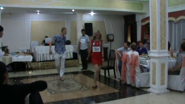 подарок на свадьбу от друзей.Пародия на жениха и невесту смотреть онлайн