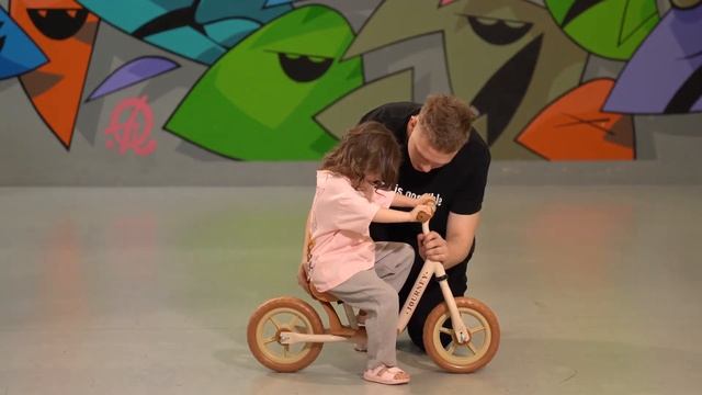 Первые шаги на беговеле JOURNEY | HAPPY BABY | Как научить ребенка кататься на беговеле смотреть онлайн