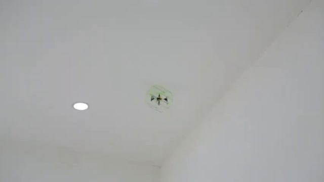 Радиоуправляемый квадрокоптер SkyWalker с гироскопом смотреть онлайн