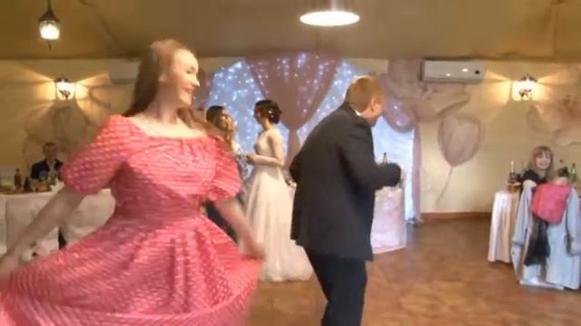 Песня о дружбе.(когда простым)исп.Комаровский на свадьбе. смотреть онлайн
