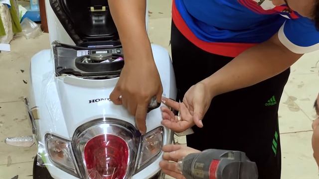 How to stick UV Protection Sticker / Honda Scoopy смотреть онлайн