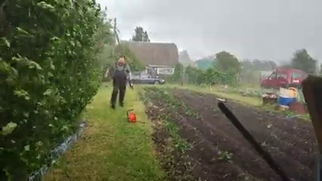 Забор на даче/Травма или нет?/Погода в Сибири#влог#сибирь#дача#огород#садоводство#забор смотреть онлайн