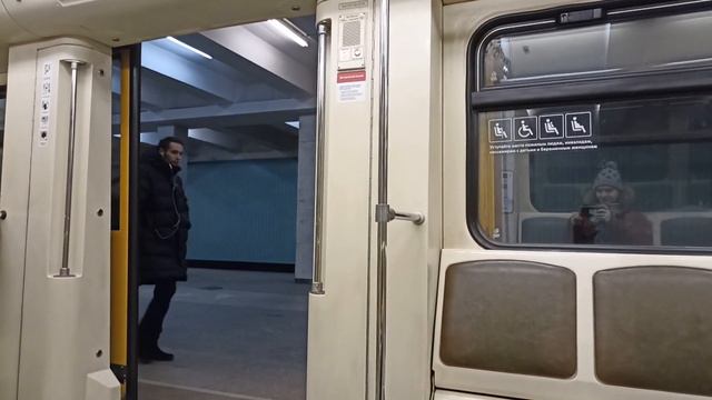 вид из салона поезда 81-740 Русич // Станция "Юго-Западная" // Сокольническая линия смотреть онлайн