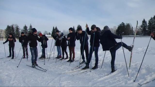 Уступите парню лыжню! смотреть онлайн