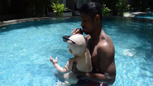 Бали 2020.Десио с папой купаются в бассейне. смотреть онлайн