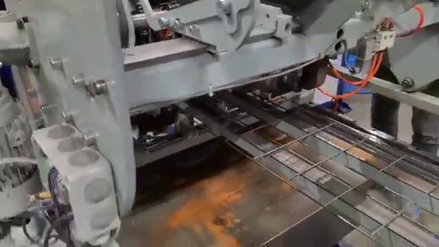 Производство новых проволочных лотков ЛИДЕР из оцинкованной стали. Торцевая сварка верхних прутьев. смотреть онлайн