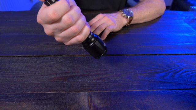 Fenix TK22 TAC Flashlight Beam Test & Review! смотреть онлайн
