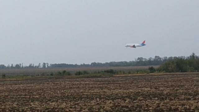 Самолёт садиться на землю! Момент посадки смотреть онлайн