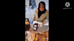 Бабка покупает кофе за 36 гривен