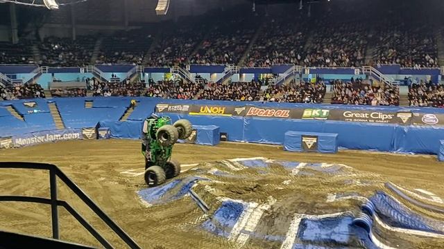 Grave Digger mad two wheel skills at Monster Jam Vancouver 2022 смотреть онлайн