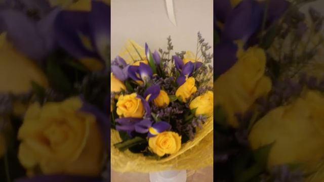Букет желтые розы с ирисами. смотреть онлайн