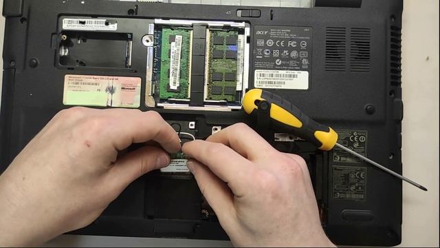 Как заменить Wi Fi модуль ноутбука. Способы замены. Причины слабого сигнала. смотреть онлайн