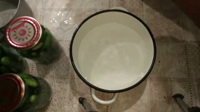 Маринованные огурцы, сладкие с морковной ботвой смотреть онлайн