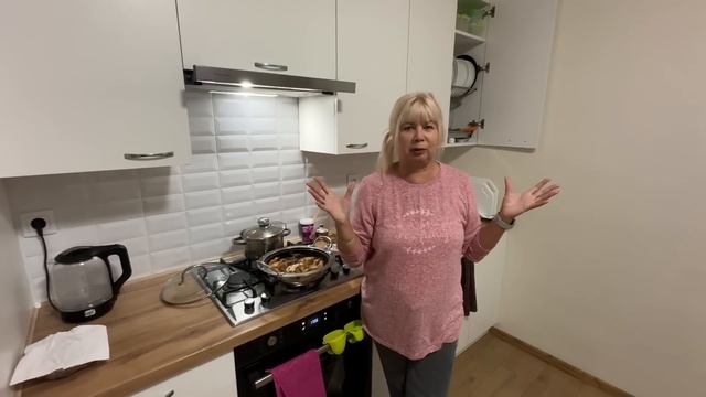 ЕДИМ ИКРУ ЛОЖКАМИ / АРИНА БЕЛАЯ