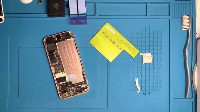 Замена батареи iPhone se 2016 смотреть онлайн