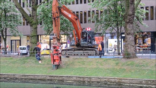 Excavator Hitachi 350 LC at the power limit смотреть онлайн