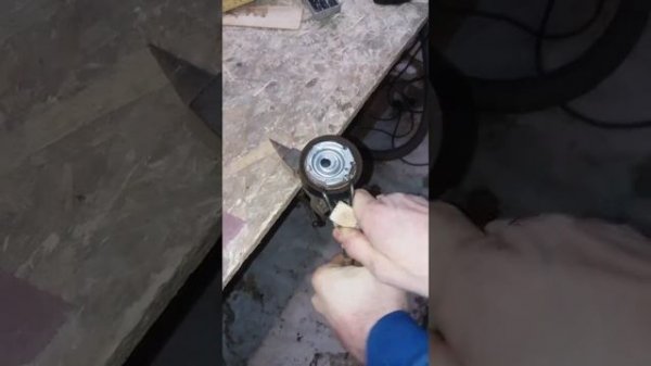 Взводим самонатяжной ролик ГРМ гранта 8 клапанов