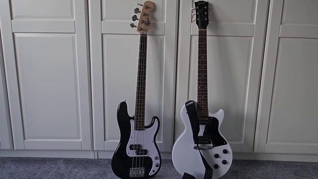 Squier Fender Mini Bass vs. Gibson Les Paul Spacial Guitar смотреть онлайн