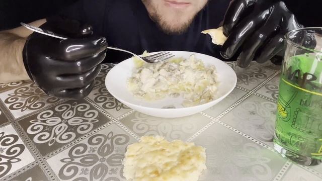 Макароны с куриной грудкой)))…….