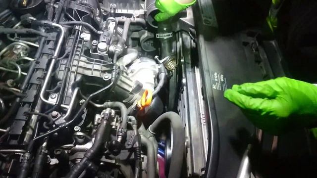 Prosta wymiana termostatu Passat B6 czesc 2 смотреть онлайн