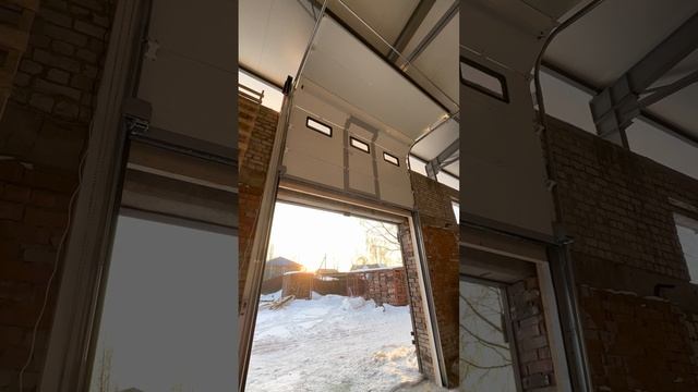 Работа подъемных ворот Doorhan калиткой после монтажа в Нашем Цехе Металлозаготовки смотреть онлайн
