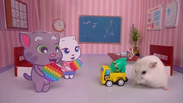 Hamster trying to get Golden KINDER Surprise Egg in vending machine | Cartoon Pet by Amazing Hamste смотреть онлайн