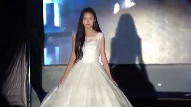 Профессиональные модели "Brilliant models » на Неделе Моды "Uralsk Fashion Week" смотреть онлайн