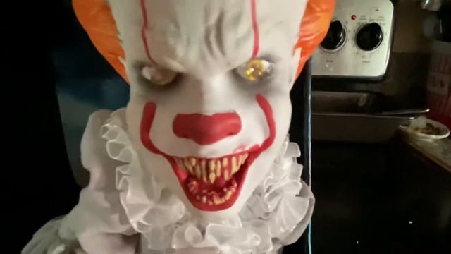 Spirit Halloween 2020 Pennywise Side Stepper смотреть онлайн