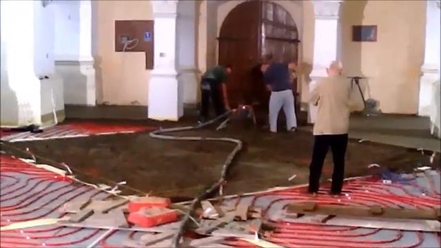 Zalewanie posadzki w kościele w Kurowie смотреть онлайн