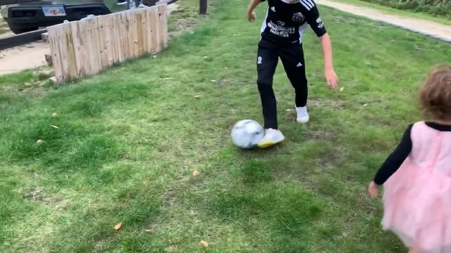 2022 Nike Jr Streetgato vs Nike Jr. Tiempo Academy IC Review смотреть онлайн