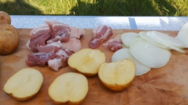 Три блюда на рыбалке!!! УХА-КАРТОФЕЛЬ ПЕЧЁНЫЙ-КАРТОФЕЛЬ ТУШЕННЫЙ С МЯСОМ. смотреть онлайн