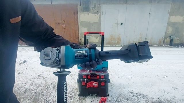 Makita XGT 40V max 230mm смотреть онлайн