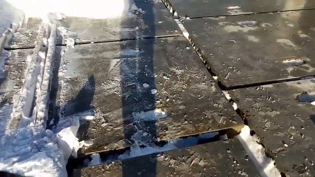 48. Уборка снега с крыши. Освобождение отмостки.
