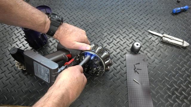 Dyson Cordless Vacuum Pulsing or Losing Suction? - Check This Out. Deep Cleaning May be the Answer! смотреть онлайн