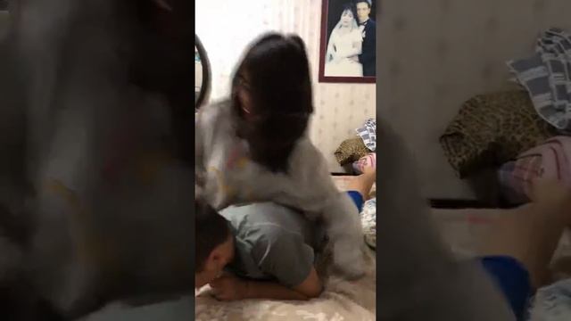 Big Sister vs little Brother (my 2 little cousins) having a fight смотреть онлайн