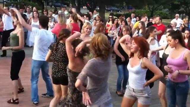 Кишинев танцует! Коллективная сальса на Dance Session - 2 смотреть онлайн