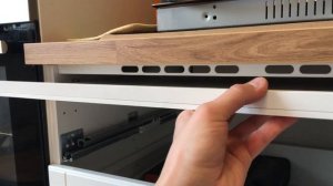 Установка встраиваемой бытовой техники в кухню. Пилю столешницу. Черные ручки на белом фасаде