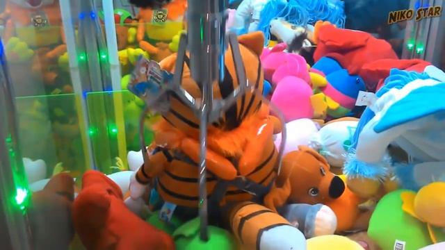 Как достать большую игрушку из автомата?! Анонс | How to get a great toy from a claw machine ?! смотреть онлайн