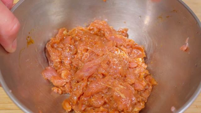 饭店的葱爆肉为什么那么好吃？到底是先炒大葱？还是先炒肉？大厨教你葱爆肉家常做法，葱香浓郁，肉片嫩滑，下酒下饭。炒好这道菜有三关键：一、要选对合适的猪肉 二、正确合理的腌制肉片 三、急火爆炒，一锅成菜 смотреть онлайн