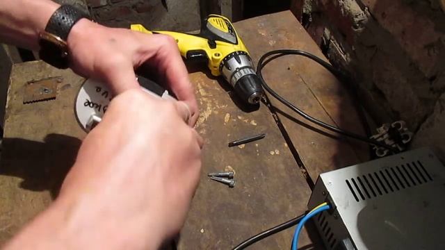 Как зарядить аккумулятор от шуруповёрта без родного зарядного смотреть онлайн