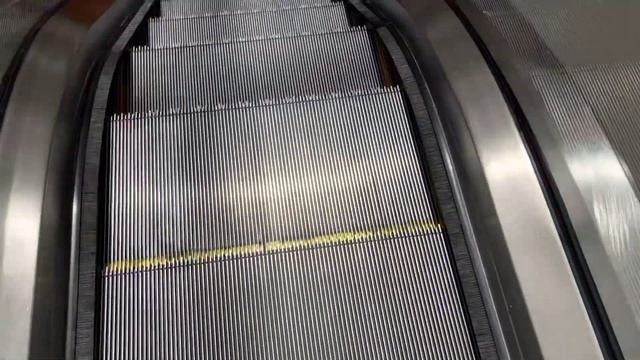 OTIS big stair Escalators Set 8 at Mall of Emirates Dubai смотреть онлайн