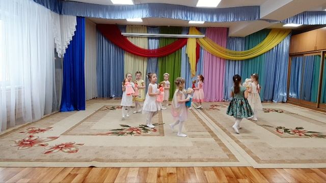 "Танец с куклами" (песня "Доченька" Катя Бужинская, слова и музыка: Серова В.) смотреть онлайн