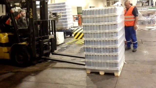 Снятие паллет с линии с длинными не обрезанными вилами