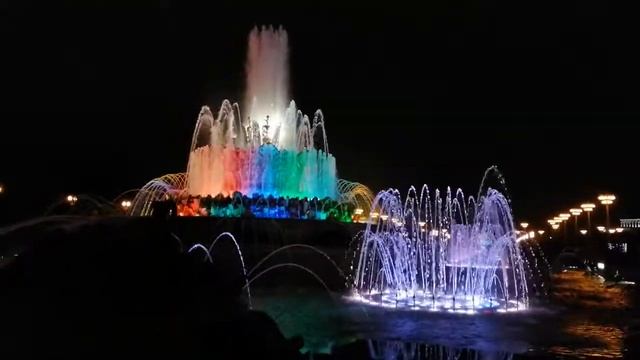 Фонтан "Каменный цветок" на ВДНХ после реставрации. Ночью оно особенно красив смотреть онлайн