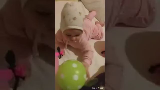 малышка играет воздушные шарики #дети #малышка #bebi смотреть онлайн