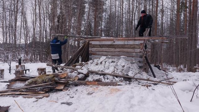 НА КОНЕЦ ТО! Снесли крышу на старенькой избе. Делаем новую. смотреть онлайн