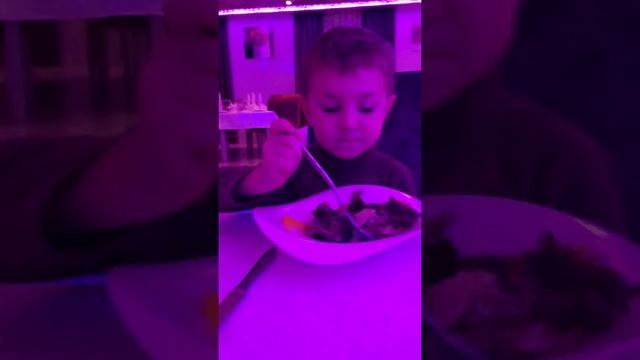 Ресторан, салат, кушаем) смотреть онлайн