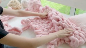 Подушка крупной вязки из толстой пряжи. / How to knit a pillow from merino hair.