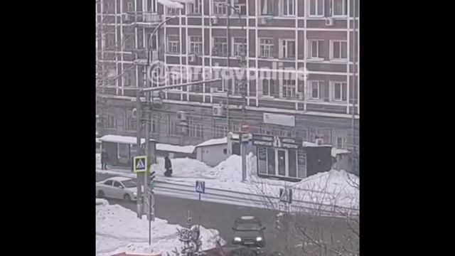 Мощный сход снега с крыши попал на видео смотреть онлайн