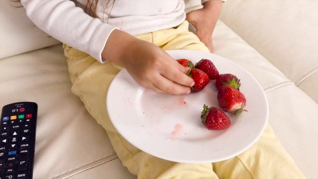 Почему нужно мыть руки?! Аделина не послушалась маму #домавместе смотреть онлайн